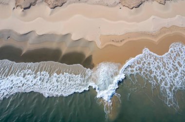 Sabahları kumsalın havadan görünüşü.