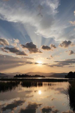 Denizin üzerinde gün batımı