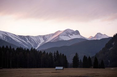 Dağları ve bulutları olan güzel bir manzara