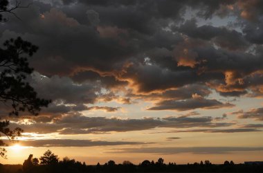 Şehrin üzerinde gün batımı