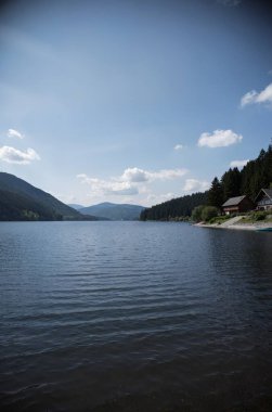 Dağlardaki güzel göl