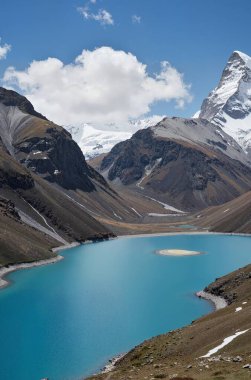 İsviçre Alplerindeki dağların manzarası