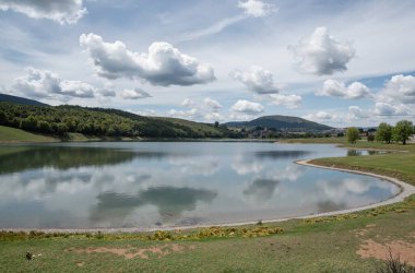 Göl ve gölü olan güzel bir manzara.
