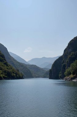 Göllü güzel bir manzara.