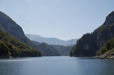 Nehir ve dağlarla dolu güzel bir manzara