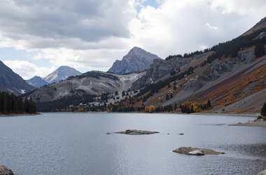 Dağlardaki göl manzarası