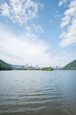 Nehir ve gölü olan güzel bir manzara.