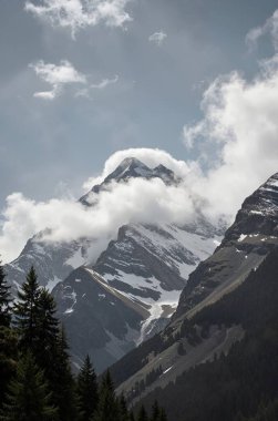 Dağları ve bulutları olan güzel bir manzara