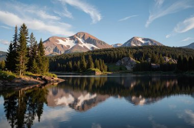 Dağlarda yansıması olan güzel bir göl. yüksek kaliteli fotoğraf