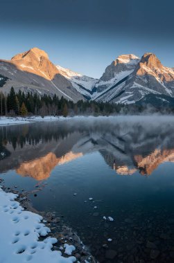 Kayalık gölde gün doğumu
