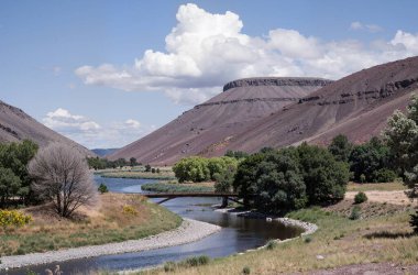 Nehir ve dağlarla dolu güzel bir manzara