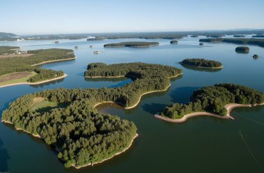 Ormandaki gölün havadan görünüşü