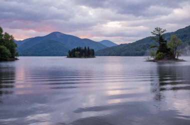Dağlarda gölü olan güzel bir manzara.