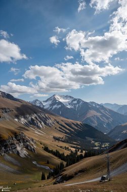 Dağ sırası olan güzel bir manzara.