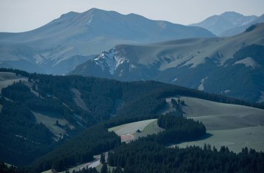 Dağları ve bulutları olan güzel bir manzara