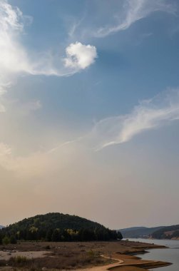 Dağlardaki nehir manzarası