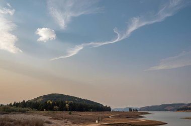 Nehir ve ormanlı güzel bir manzara.