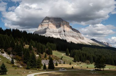 İtalya 'daki dolomitlerin güzel manzarası
