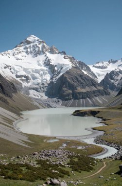 Karlı ve dağlı güzel bir manzara.