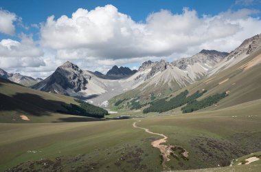Dağlı ve mavi gökyüzü olan dağ manzarası