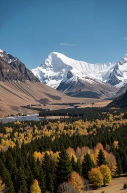 Dağları ve bulutları olan güzel bir manzara