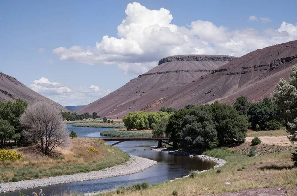 Nehir ve dağlarla dolu güzel bir manzara