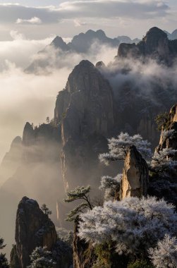 Sabahları dağların güzel manzarası