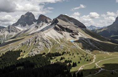 Dolomite dağlarının yaz manzarası
