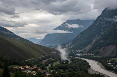 Dağların manzarası ve vadideki nehir manzarası