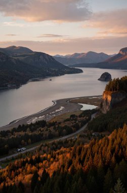 Dağlardaki gölün güzel manzarası