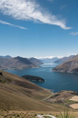 Göl ve dağlarla dolu güzel bir manzara.
