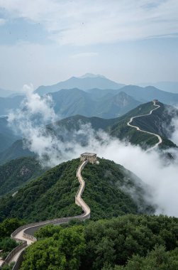 Kafkasların dağlarında yol.