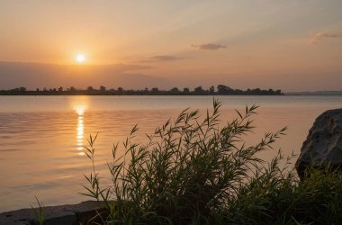 Gölde güzel bir gün batımı