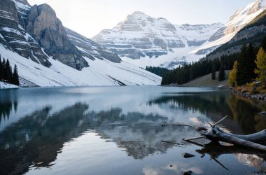 Dağlardaki güzel göl