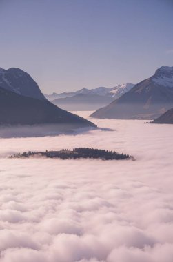 Sisin havadan görünüşü, sabah dağların vadisi. Vadi karla kaplıydı..