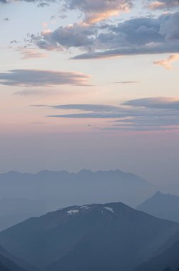 Dağların ardında güzel bir gün batımı