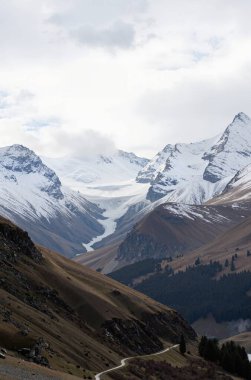Alplerdeki güzel dağ manzarası