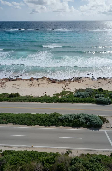 Sahili olan güzel bir manzara.