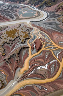 Dağlardaki nehrin güzel manzarası