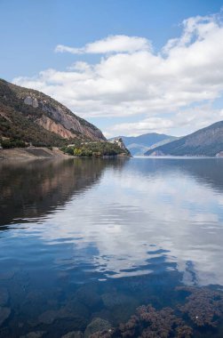 Dağlardaki gölün güzel manzarası