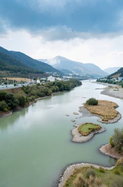 Arka planda nehir ve dağlar