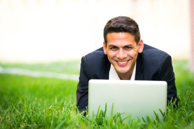 Mutlu delikanlı dışında onun laptop ile çalışma