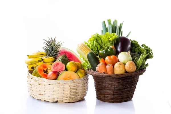 Frukt och grönsaker i korg — Stockfoto