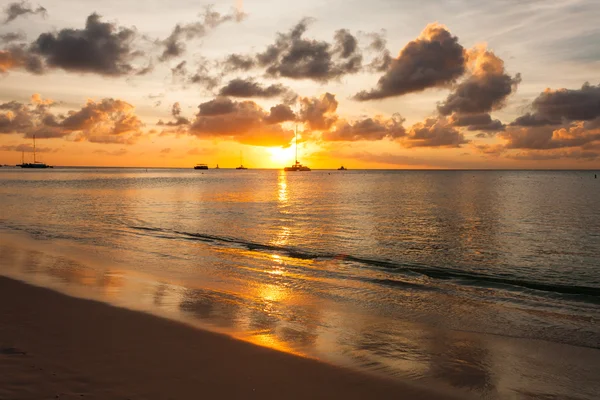 Vacker solnedgång Aruba Stockbild