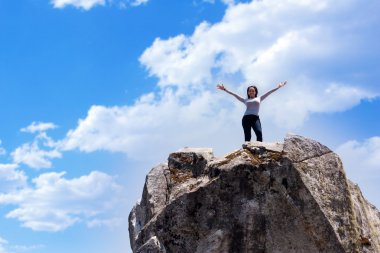 Kadın üstünde belgili tanımlık dağ tepe