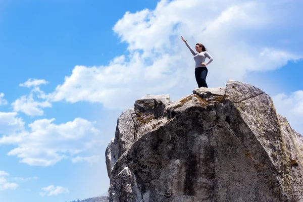 Mujer en la cima de la montaña Imágenes De Stock Sin Royalties Gratis