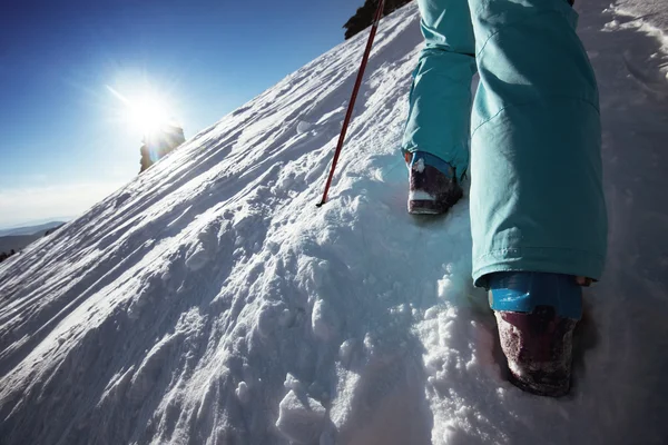 Skifahrer geht bergauf — Stockfoto
