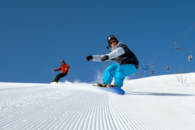 İki snowboard kayak pisti üzerinde sürme