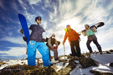 Grup arkadaşları snowboard