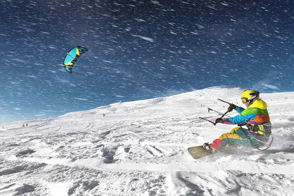 Snowboarder med kite ridning meget hurtigt - Stock-foto